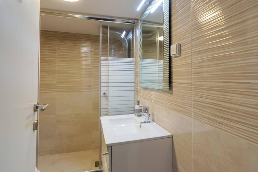 アテネBrand New Decorated Flat For 4 Ppl In Pagratiアパートメント エクステリア 写真