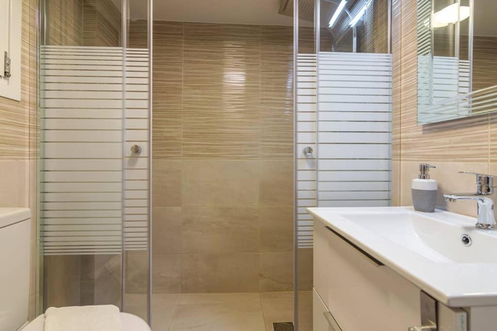 アテネBrand New Decorated Flat For 4 Ppl In Pagratiアパートメント エクステリア 写真